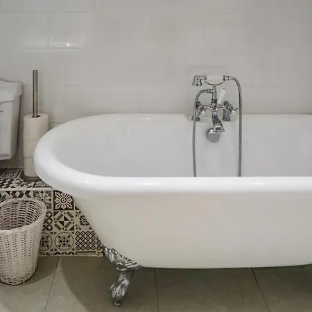 4 Bedroom Amazing In Дом отдыха Neuvic (Dordogne)